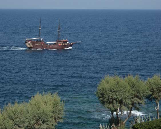 Широкое синее море. Старинный
      корабль.