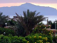 Солнце восходит из-за острова Тиран.
Вид с территории отеля Конрад (Coral Sea Sensatori Resort).
