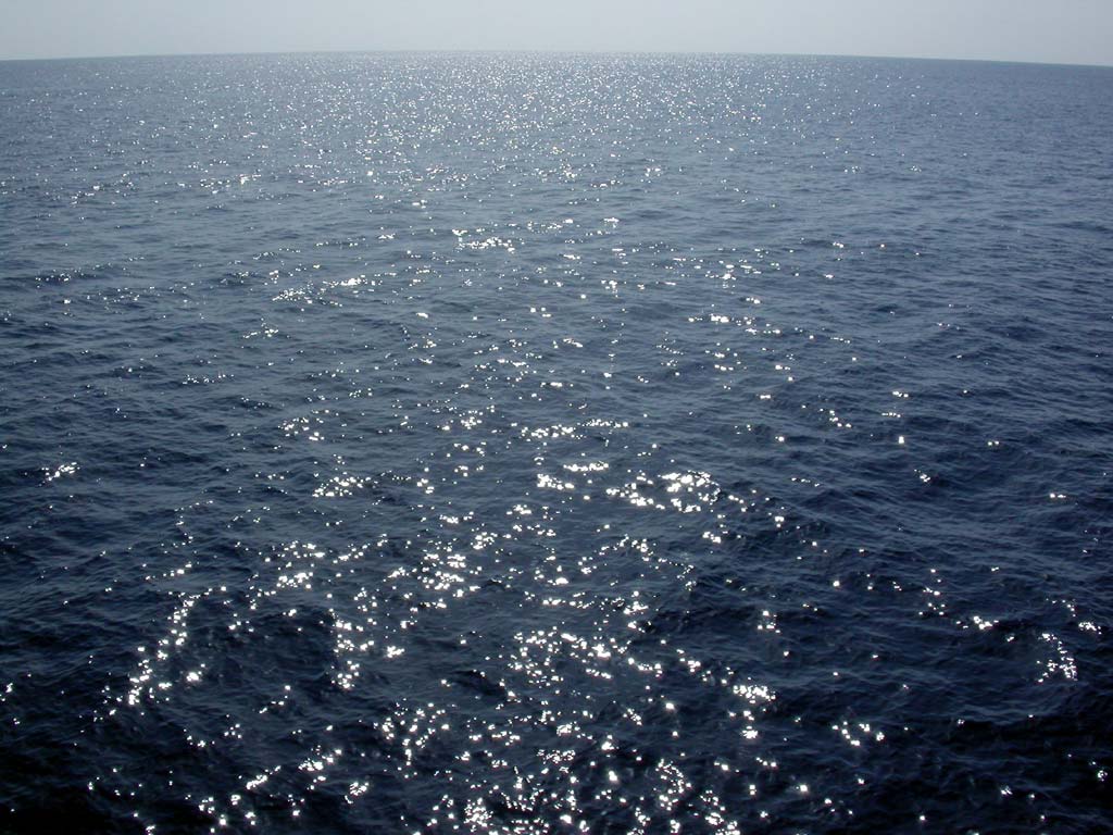 Чистое тёмно-синее - Красное море
     - до горизонта.