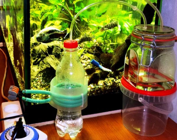 емкости с кислотой и содой около аквариума