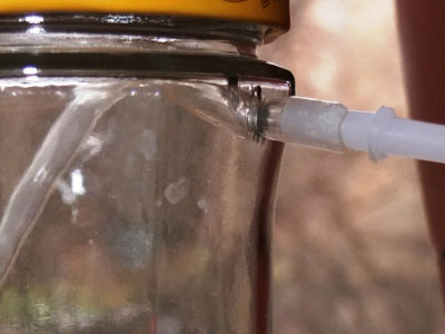 силиконовая трубка проходит через стеклянную стенку банки