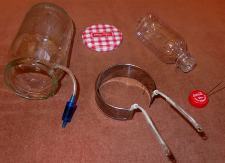 две банки с крышками и нагреватель