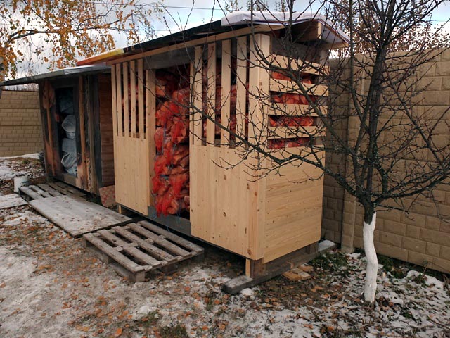 В сарае дрова в красных сетках