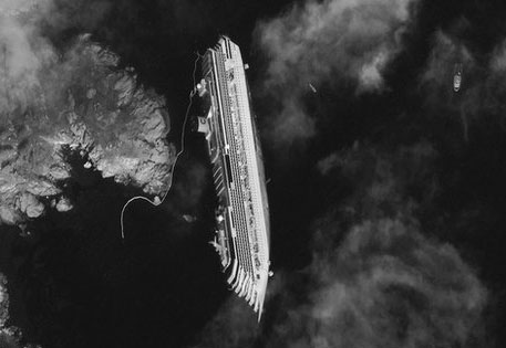 Коста
      конкордия на мели - фото со спутника