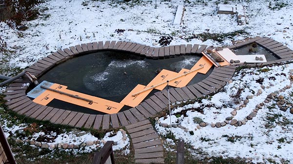 На
      поверхности пруда лёд и листы пенопласта