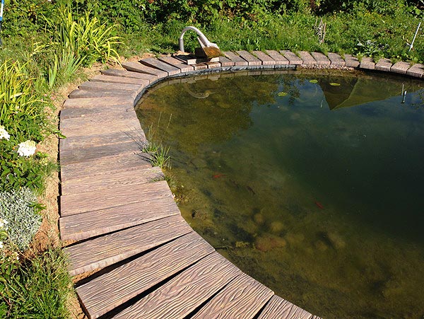 Укладываем
      плитку вдоль берега пруда