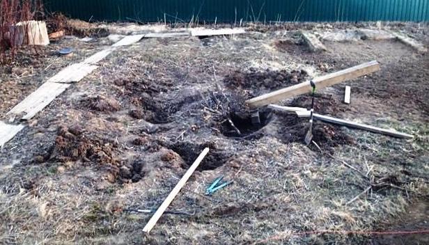 Неровные
      ямы после корчевания куста ивы