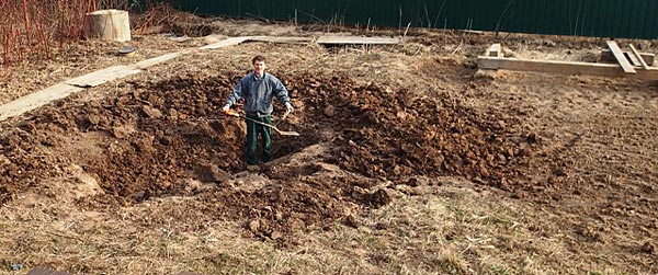 Для
      выкапывания пруда я использовал лопату с дополнительной верёвочной
      ручкой.