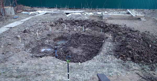 По
      линии будущего берега пруда забиты колышки