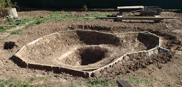 Деревянная
      кромка берега обмазана глиной.