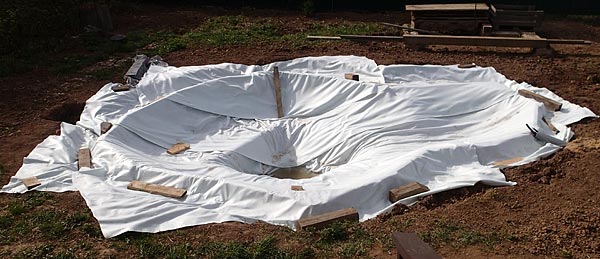 Весь
      пруд покрыт белым геотекстилем 300г/кв.м.