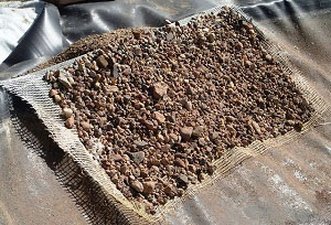 Галька
      наклеена на строительную сетку